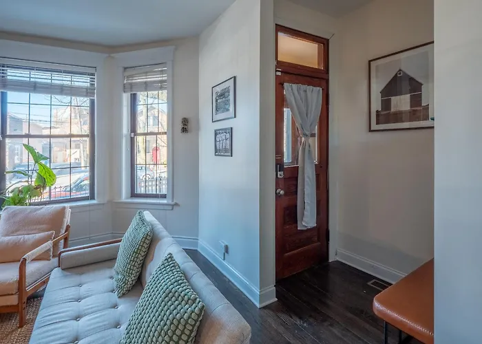 Wrigleyville Suites