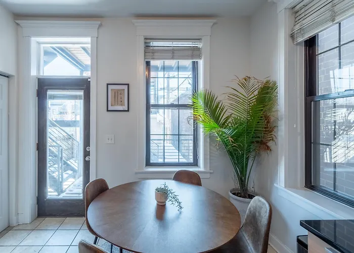 Wrigleyville Suites