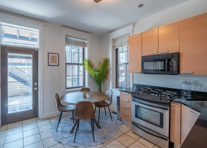 Wrigleyville Suites