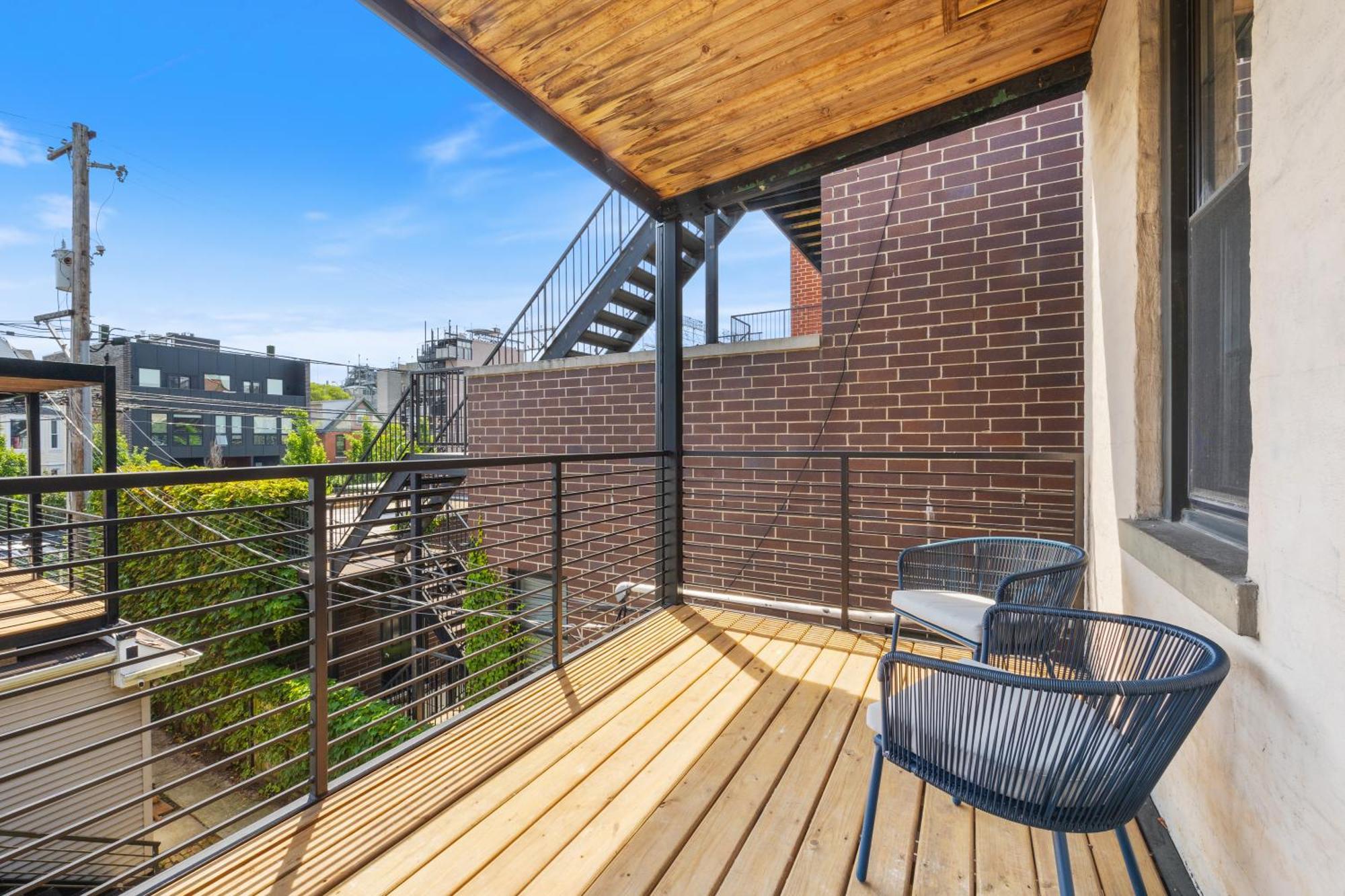 Wrigleyville Apartment *
